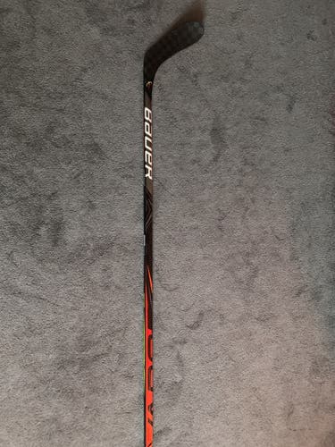 Senior Right Handed Vapor FlyLite Hockey Stick P28
