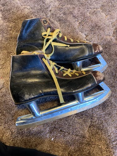 Vintage 1940’s (or earlier) pair of size 3 Daoust hockey skates, AllStar steel