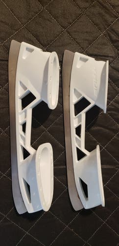 True 2-Piece Goalie Skate Holders and Step Steel - size 7