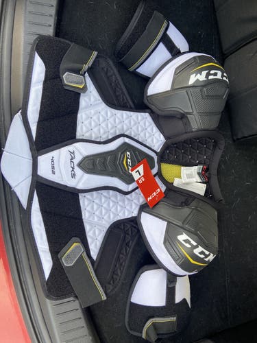 Senior Large CCM Tacks 4052 Shoulder Pads
