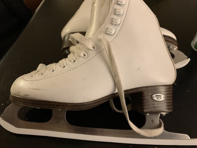White Used Riedell 110W Opal Figure Skates Size 4