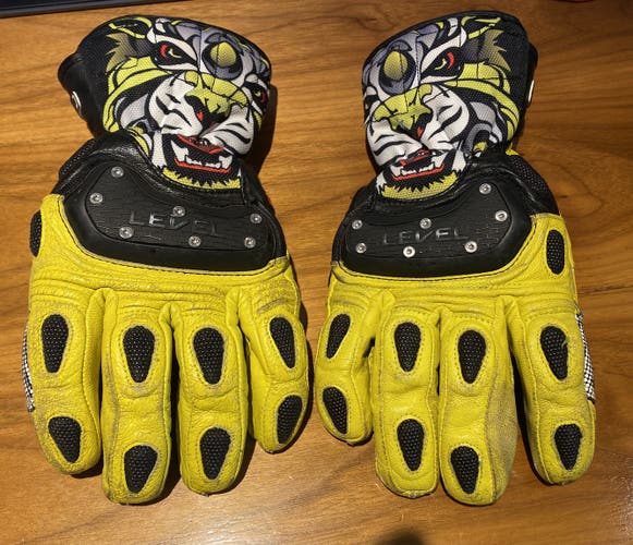 Level - SQ CF gloves - Size 8 medium