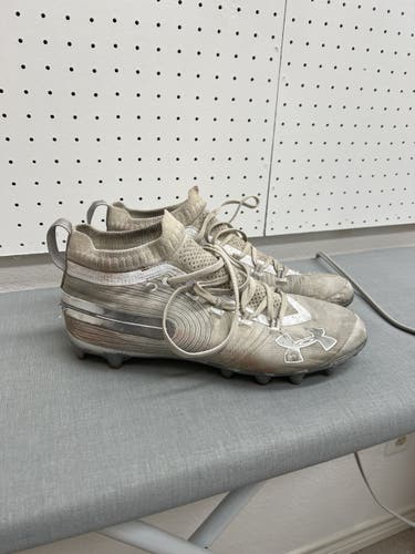 White Unisex Molded Cleats Low Cut Spotlight