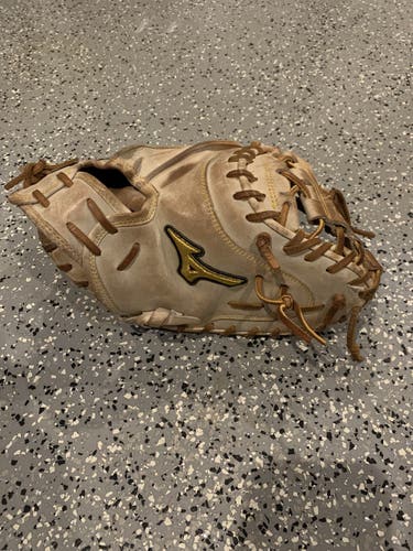 Used Right Hand Throw Mizuno Pro 33.5" Catcher's Mitt: GMP2-335C