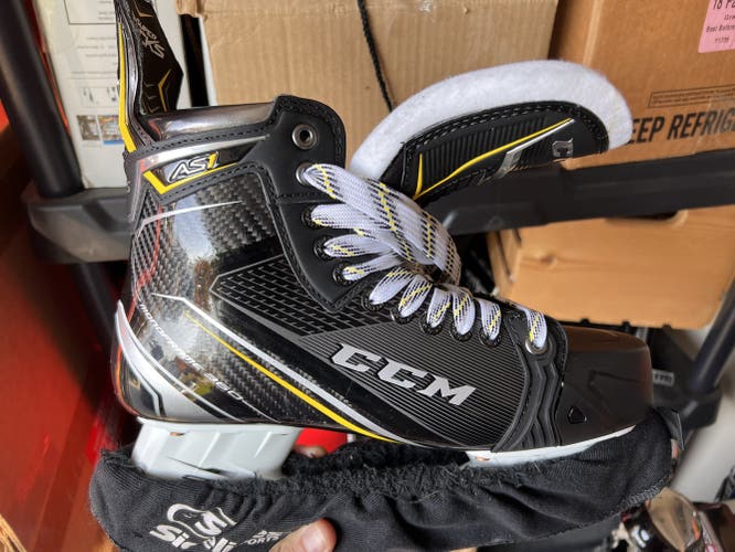 Brand New Senior CCM Regular Width Size 10.5 Super Tacks AS1 Hockey Skates