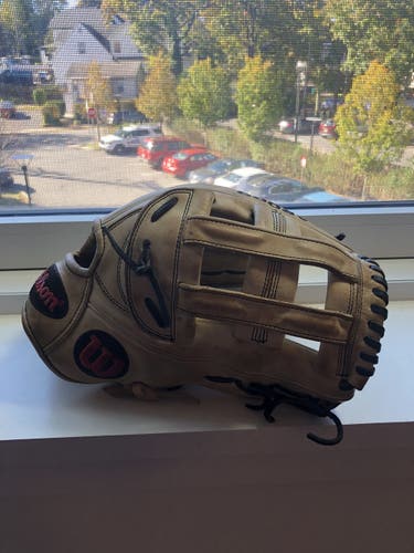 Used Wilson Right Hand Throw Outfield A2000 Baseball Glove 12.75"