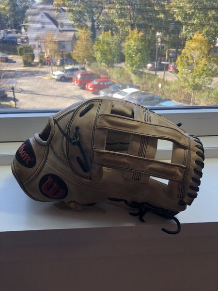 Used Wilson Right Hand Throw Outfield A2000 Baseball Glove 12.75"