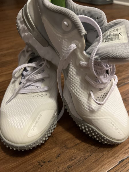 White Used Unisex Adult Size 7.0 (Women's 8.0) Turf Cleats Nike Low Cut