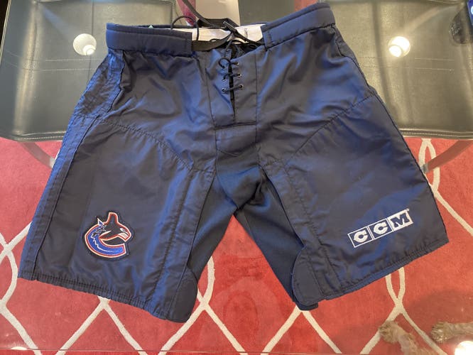 Vancouver Canucks Navy Blue Hockey Shell - RARE FIND