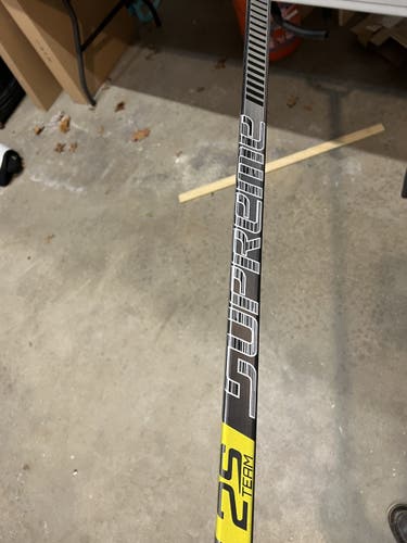 Senior Right Handed   Supreme 2S Team Hockey Stick