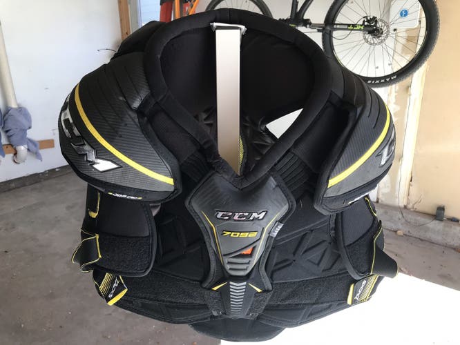 Senior Large CCM  Tacks 7092 Shoulder Pads