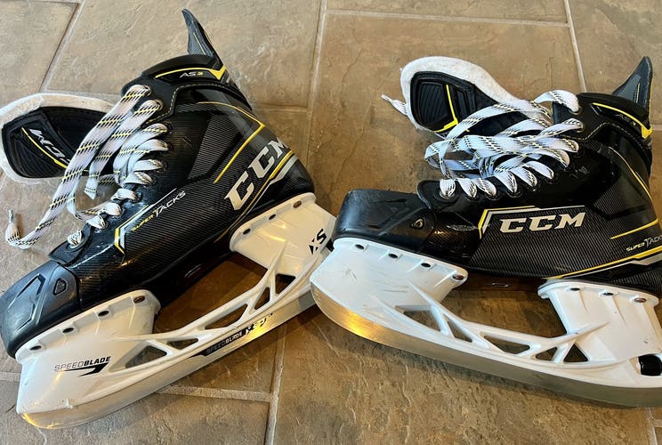 Senior CCM Regular Width  Size 8 Super Tacks AS3 Hockey Skates