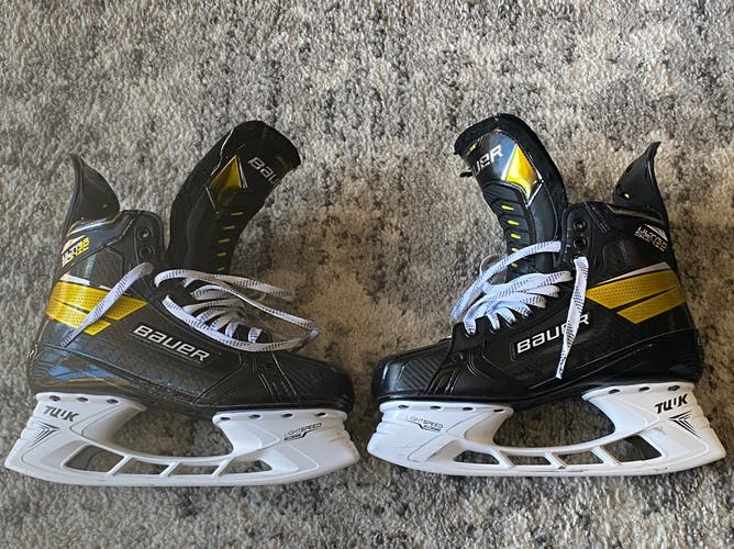 Senior Bauer Regular Width  Size 9 Supreme UltraSonic Hockey Skates