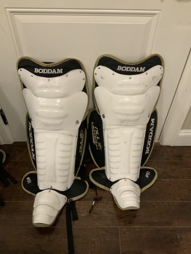 Boddam Leg Guards 18” white/gold