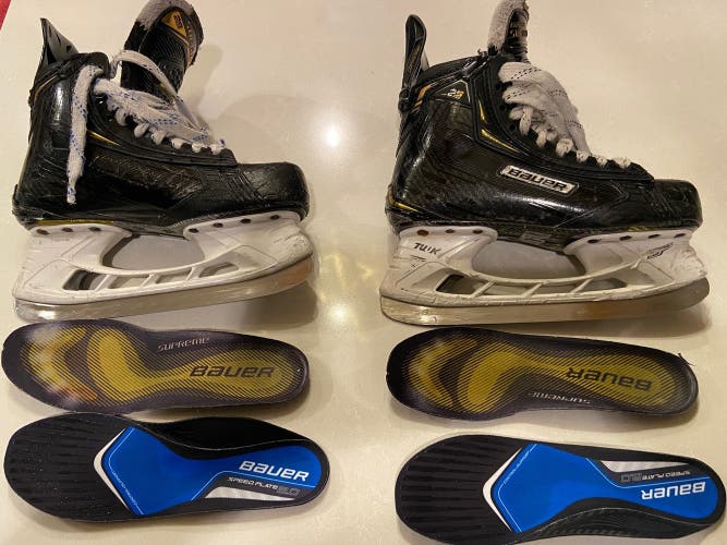 Junior Used Bauer Supreme 2S Pro Hockey Skates Regular Width Size 5.5