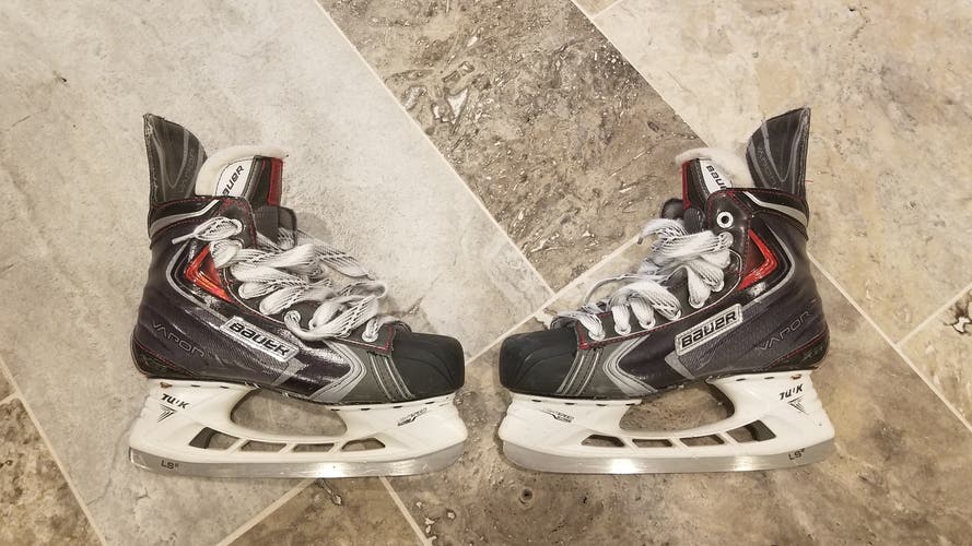 Junior Used Bauer Vapor X100 Hockey Skates Regular Width Size 5