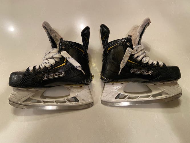 Junior Used Bauer Supreme 2S Hockey Skates Regular Width Size 3.5