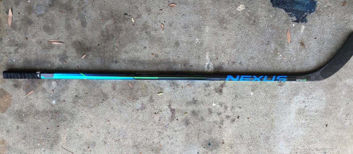 Senior Right Handed Bauer Nexus Geo Hockey Stick