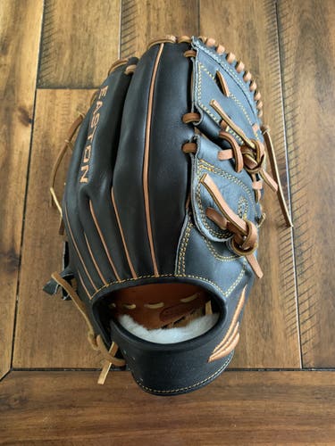 **EXPANDED WRIST** Black New High School/College Easton RHT Pitcher's Pro Collection Glove 12"