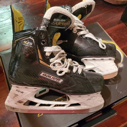 Senior Used Bauer Supreme S29 Hockey Skates Regular Width Size 6