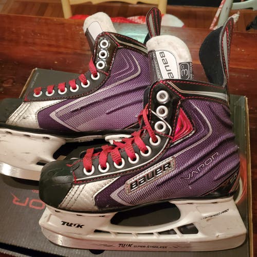 Junior Used Bauer Vapor x50 Hockey Skates Regular Width Size 3