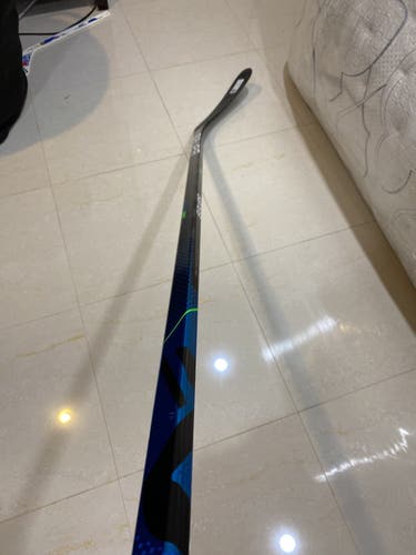 Intermediate Right Handed Nexus Geo Hockey Stick