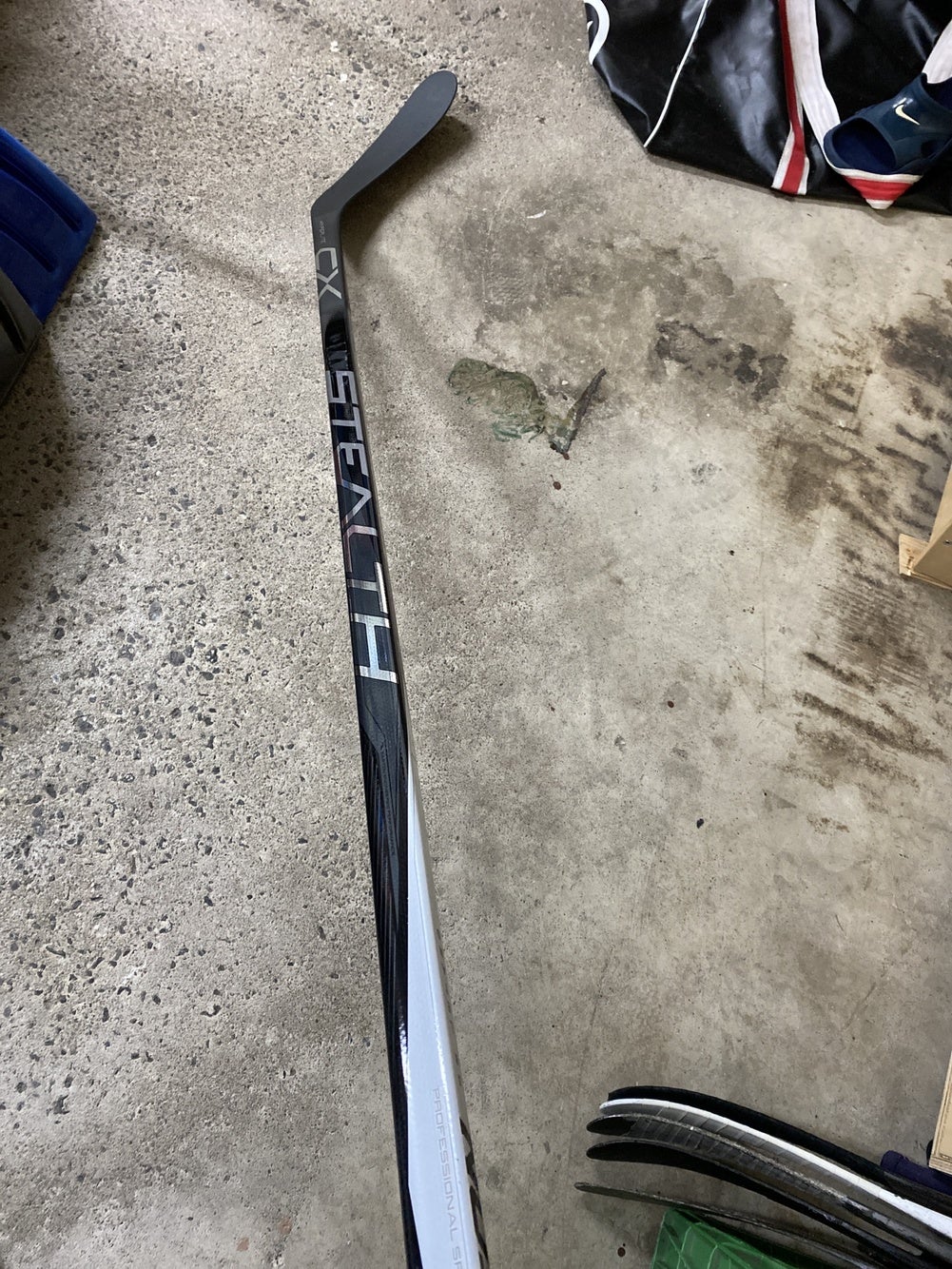 Pro Stock Easton Stealth CNT Hockey Stick - RH