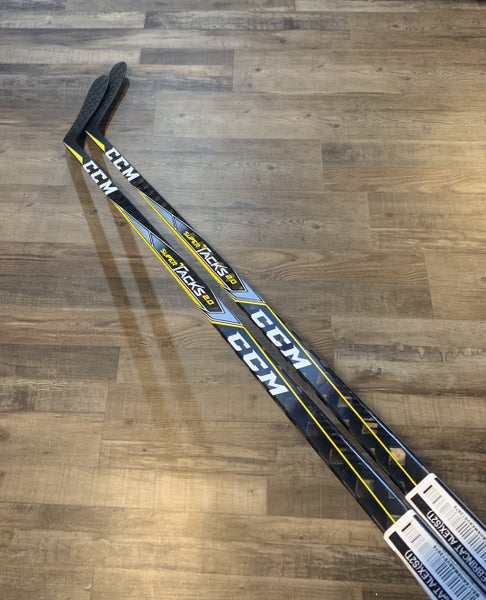(2-pack) New Alex Debrincat RH CCM Super Tacks 2.0 P90 75 Flex