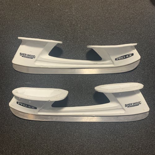 LIGHTLY USED Sherwood PRO-ICE SIze 8 Skate Holders with Steel/Runners