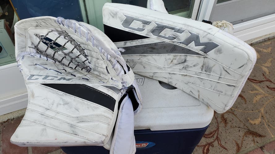 Senior CCM Regular Extreme Flex III E3.9 glove and blocker