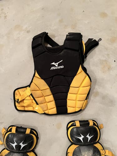 Used Adult Mizuno Samuri Catcher’s Set