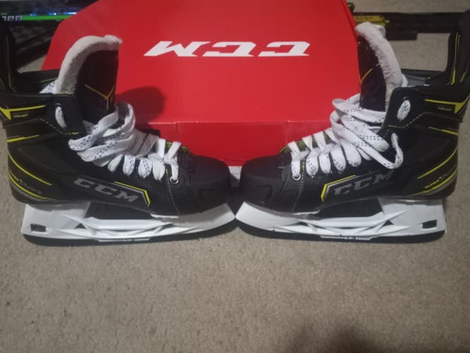 Used Senior CCM Vector Premier Skates 7D