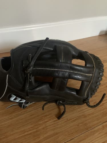 Used Right Hand Throw 11.75" A2000 Baseball Glove