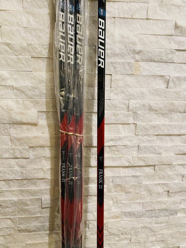 3 Sticks - Pro Stock Bauer 2S Supreme Pro Senior Sticks - Right, P28, 70 Flex