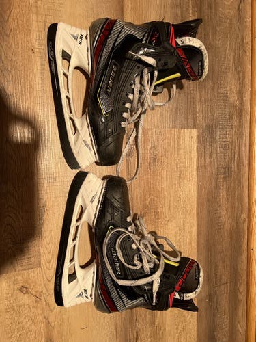 Junior Bauer Regular Width  Size 5 Vapor 2X Pro Hockey Skates