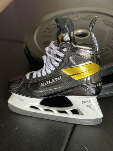 Senior Bauer Regular Width Size 10.5 Supreme UltraSonic Hockey Skates