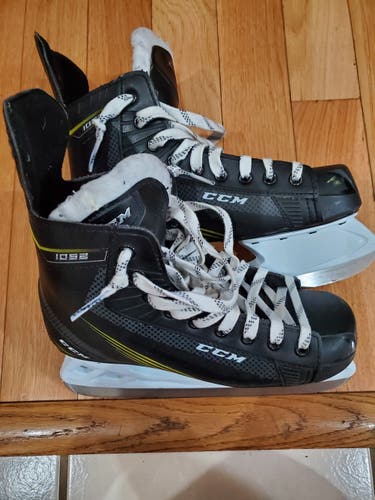 Senior like-new CCM 1052 Hockey Skates Size 7
