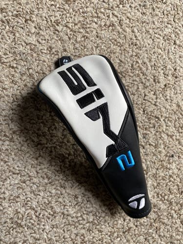 Taylormade SIM2 hybrid golf headcover