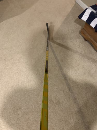 Senior Right Handed Mid Pattern  Supreme UltraSonic Hockey Stick