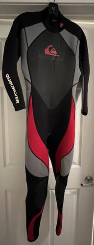 Used Men's Small / Medium 3/2mm Quicksilver Wetsuit