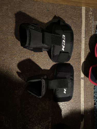 ccm goalie knee pads