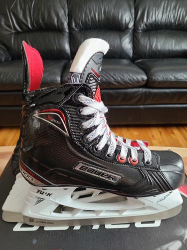 Junior New Bauer Vapor X600 Hockey Skates Regular Width Size 2