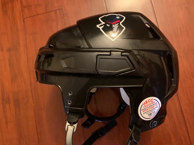 Black New Medium CCM  Vector V08 Helmet