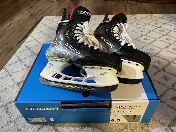 Senior New Bauer Vapor Hyperlite Hockey Skates Regular Width Size 6.5