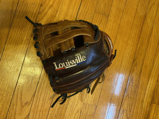 BrownUsed High School/College Louisville Slugger Right Hand Throw Infield Icon Baseball Glove 11.75"