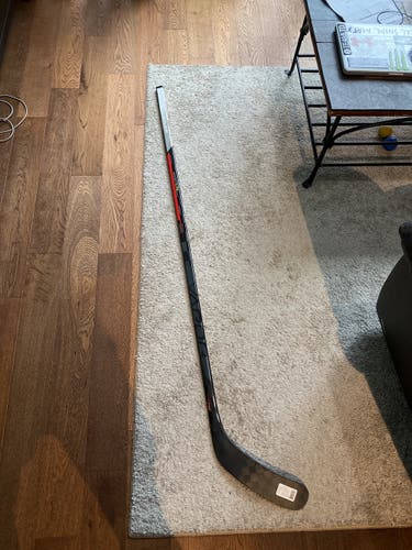 New Right Handed Mid Pattern Vapor Hyperlite Hockey Stick