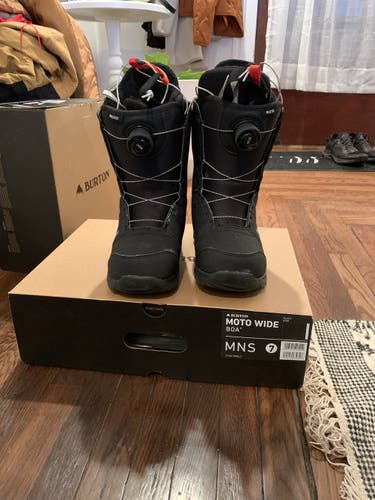 Used Men's Size 7.0 (Women's 8.0) Burton Moto Snowboard Boots Soft Flex Freeride