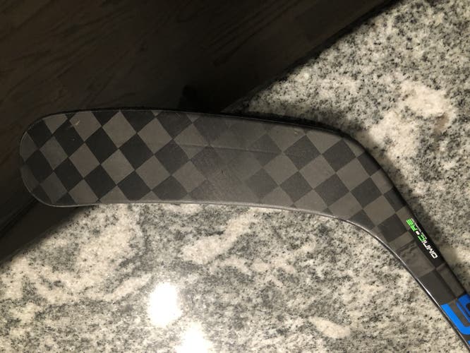 Senior Right Handed Mid Pattern Pro Stock Nexus Geo Hockey Stick