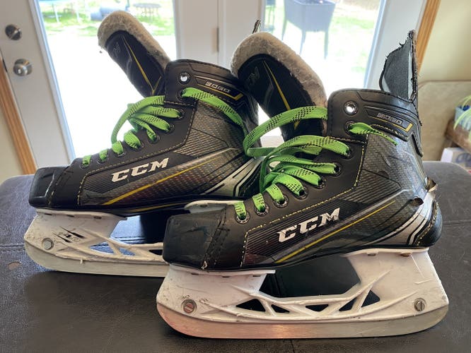 Junior CCM Regular Width Size 4 Tacks 9060 Hockey Skates