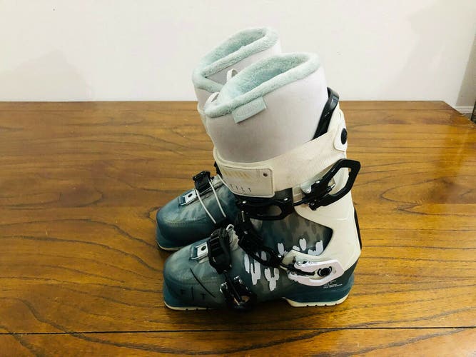 Full Tilt Plush 6  Women's Downhill Ski Boots US Women's size 7 Mondo 24 NICE!!!